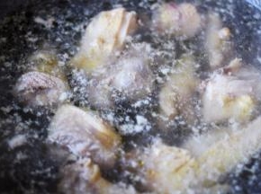 大火煮沸后，煮1分钟捞出，用自来水反复冲洗，把鸡块上的杂质全部冲洗干净后。