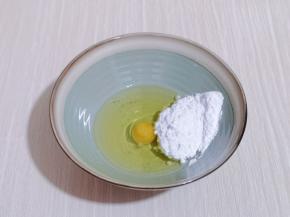 首先取一大口碗，将玉米油，鸡蛋，糖粉放入碗中！