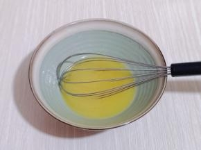 用手动打蛋器，打至均匀，完全融合！