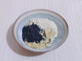 再加入熟黑白芝麻！