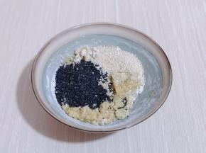 再加入熟黑白芝麻！