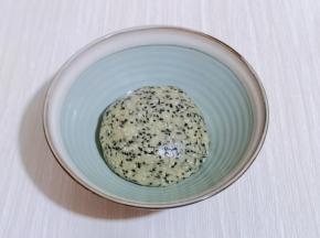 继续翻拌至均匀，且无干粉！盖上盖子或保鲜膜松弛30分钟！