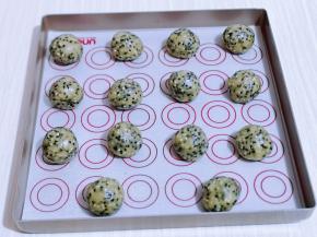 松弛好的面团，分割成等份的小团，放入垫有油纸的烤盘中。（每个小团约28g）