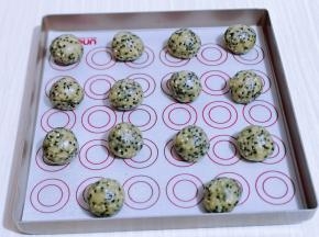 松弛好的面团，分割成等份的小团，放入垫有油纸的烤盘中。（每个小团约28g）