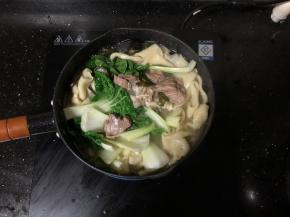 20、烹入少许的盐调味。