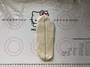 11、松弛好的面团擀成牛舌状，用竹签在中间压一道印。