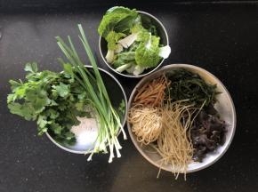 14、准备好所有的配菜，择洗干净后沥干水份。