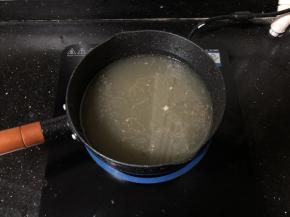 15、取一个小锅倒入一人份的羊肉汤煮沸。