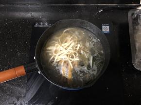 16、放入海带丝、粉条、黑木耳、豆腐丝、黄花菜。