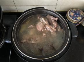 6、压好的羊肉软烂、汤汁浓郁。