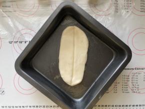 12、刷上一层薄薄的油放入抹过油的盘中。