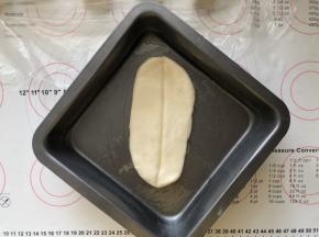 12、刷上一层薄薄的油放入抹过油的盘中。