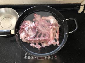 2、先把羊肉、羊骨清洗干净后凉水入锅。