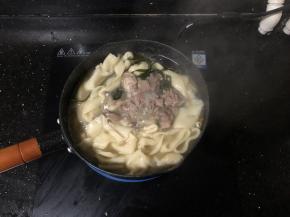 18、煮熟的羊肉切成小块放入锅中。