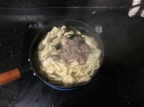 18、煮熟的羊肉切成小块放入锅中。