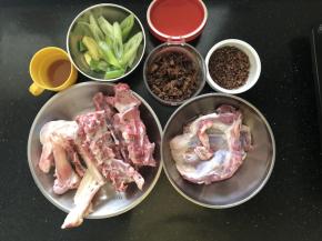 1、准备好熬羊肉汤的材料。