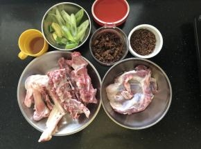 1、准备好熬羊肉汤的材料。
