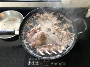 3、大火烧开煮出血沫。