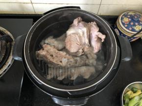 4、捞出清冼干净重新放入高压锅中，加入适量的清水。