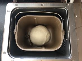 9、盖上保鲜膜松弛10分钟。