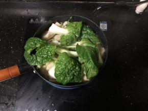 19、放入青菜。