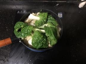 19、放入青菜。