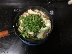 21、最后撒上香菜段和蒜苗粒，淋上少许香油即可。
