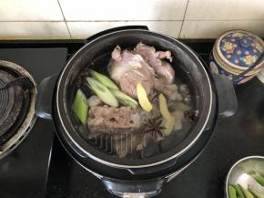 5、放入葱段、姜片、花椒、八角、料酒，盖好盖子压30分钟。