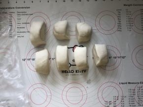 10、切成7份，盖上保鲜膜松弛10分钟。