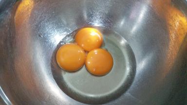 玉米油加入蛋黄内