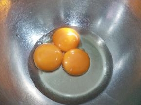 玉米油加入蛋黄内