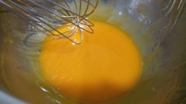 用手动打蛋器搅拌均匀