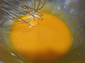 用手动打蛋器搅拌均匀