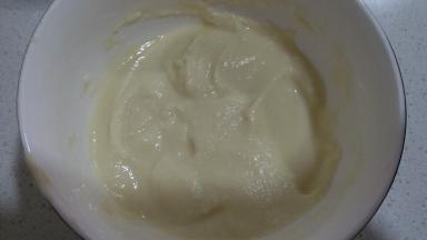 牛奶和榴莲果肉一起搅拌成果泥备用