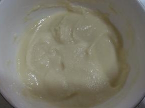 牛奶和榴莲果肉一起搅拌成果泥备用