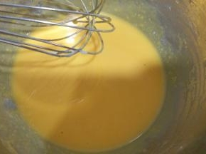 榴莲果泥加入到蛋黄糊内，搅拌均匀