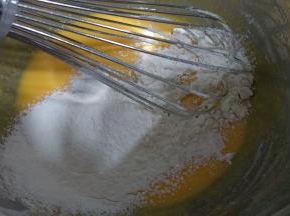 再加入过筛的低粉用手动打蛋器搅拌均匀，用画Z字手法拌