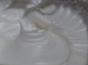 白砂糖分三次加入蛋清内，用电动打蛋器进行打发，直至硬性发泡。开始打蛋白的时候，烤箱150度预热