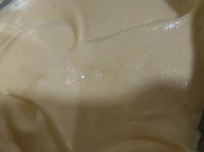 打发好的蛋白霜分三次加入蛋黄糊内，用翻拌切拌的手法，不要画圈，防止消泡