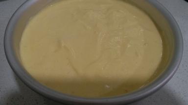 翻拌均匀的蛋糕糊倒入模具内