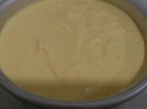 翻拌均匀的蛋糕糊倒入模具内