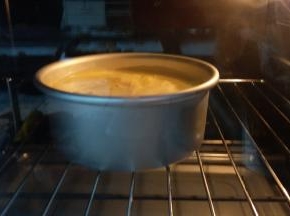 轻震模具后送入烤箱，上火120度，下火150度进行烘烤60分钟