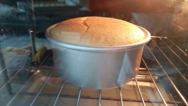 在烤箱内欢快的膨胀