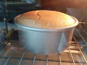 在烤箱内欢快的膨胀