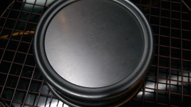 叮。。。时间到了，香气扑鼻而来！出炉后轻震模具两次再倒扣在冷却架上