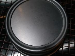 叮。。。时间到了，香气扑鼻而来！出炉后轻震模具两次再倒扣在冷却架上