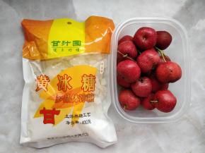 准备好黄冰糖和鲜山楂。