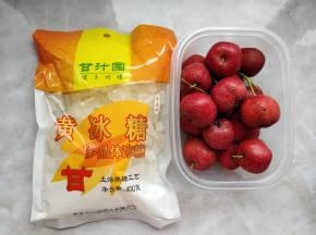 准备好黄冰糖和鲜山楂。