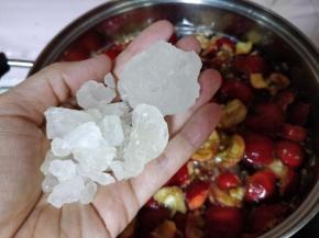 将山楂放入小锅中，加水盖过山楂即可，放入甘汁园黄冰糖。也可以用甘汁园老冰糖（白）或细砂糖代替。冰糖口感甜度低于细砂糖，需酌情调整用量。