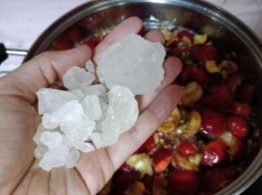 将山楂放入小锅中，加水盖过山楂即可，放入甘汁园黄冰糖。也可以用甘汁园老冰糖（白）或细砂糖代替。冰糖口感甜度低于细砂糖，需酌情调整用量。